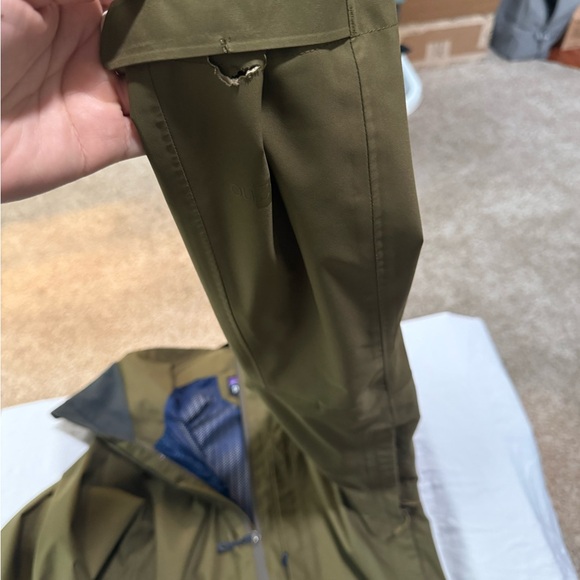 Patagonia women’s medium olive Jacket with Blue Logo - Picture 8 of 12